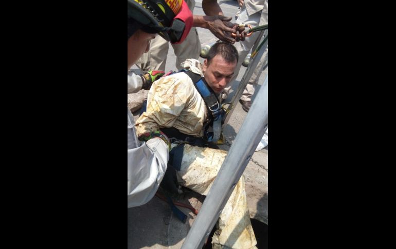 El niño fue localizado poco después de las cuatro de la tarde a unos 500 metros de donde había caído al registro. ESPECIAL/ Bomberos de Tlquepaque