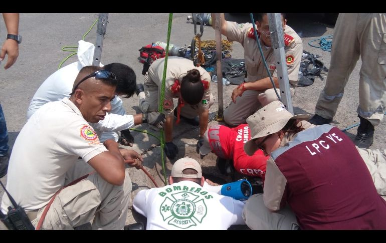 El niño fue localizado poco después de las cuatro de la tarde a unos 500 metros de donde había caído al registro. ESPECIAL/ Bomberos de Tlquepaque