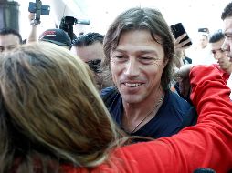 Un centenar de aficionados recibieron al entrenador en el aeropuerto de Guadalajara. EL INFORMADOR/ J. A. Camacho