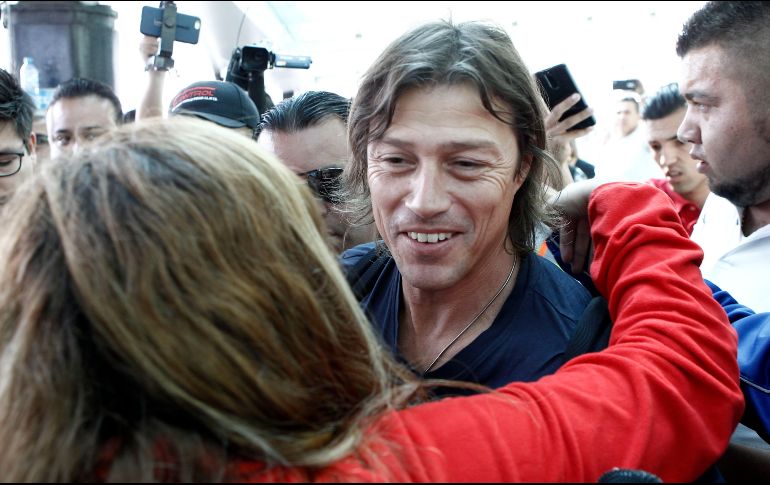 Un centenar de aficionados recibieron al entrenador en el aeropuerto de Guadalajara. EL INFORMADOR/ J. A. Camacho