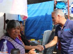 Miguel Zárate platicando con los comerciantes de Medrano. TWITTER / @MiguelZarateH