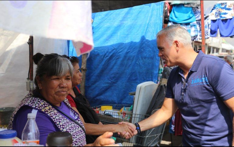 Miguel Zárate platicando con los comerciantes de Medrano. TWITTER / @MiguelZarateH