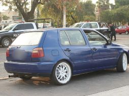 Al sitio de la detención arribó personal de la gasolinera afectada, quienes señalaron al masculino como el responsable del robo. ESPECIAL/