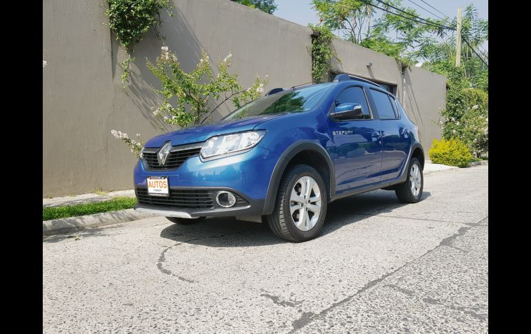 El Renault Stepway puede considerarse como un vehículo que se coloca en la antesala de los SUVs compactos y los crossovers