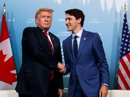 Trump se dio el tiempo de bromear con Trudeau ante la prensa. AP / EVAN VUCCI