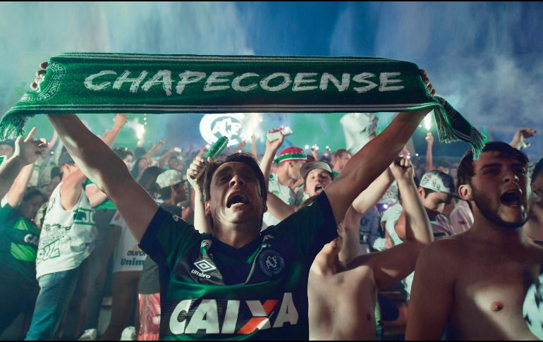 Honores. Fans del equipo  brasileño Chapecoense participan en un tributo a los jugadores fallecidos. AFP