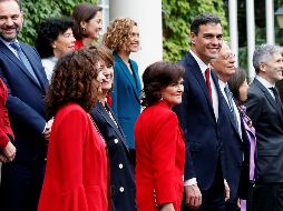 El presidente del Gobierno, Pedro Sánchez (4ºd), posa para la foto de familia con el resto del Ejecutivo tras la primera reunión del Consejo de Ministros hoy en La Moncloa. EFE/C. Moya