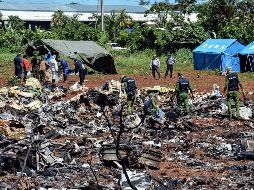 Policías trabajan entre los escombros del avión accidentado. EFE/M. Vázquez