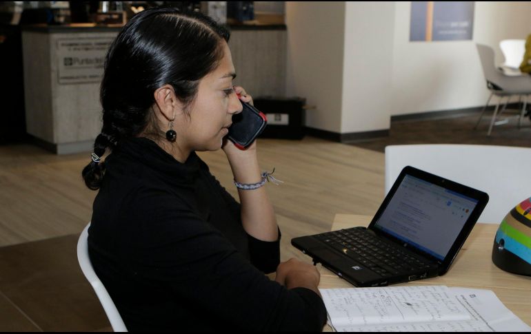 Esta semana varios usuarios denunciaron haber recibido una llamada con cuestionamientos sobre ciertos aspectos de la campaña del candidato de Morena. NTX/ ARCHIVO