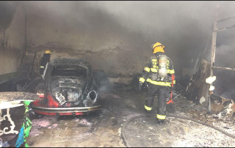 Los bomberos procedieron a asegurar el tanque y a verificar el estado del inmueble.  ESPECIAL/ Bomberos de Guadalajara
