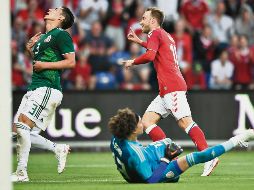 México no tuvo herramientas ante Dinamarca, y terminó por caer 2-0. Aquí el segundo para los daneses por medio de Eriksen, quien dejó sin oportunidad a Ochoa. EFE