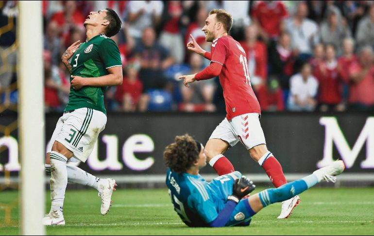 México no tuvo herramientas ante Dinamarca, y terminó por caer 2-0. Aquí el segundo para los daneses por medio de Eriksen, quien dejó sin oportunidad a Ochoa. EFE