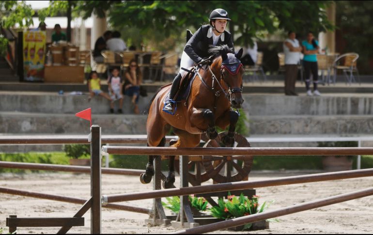 Triunfadora. A lomos de “Weihrauch Cr”, Karime Pérez se impuso en la prueba libre con obstáculos a 1.35 metros de altura. EL INFORMADOR/F. Atilano