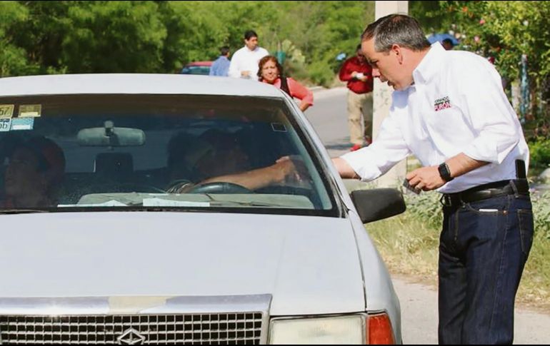 En campaña. Fernando Purón durante un acto proselitista en la búsqueda del voto. EFE