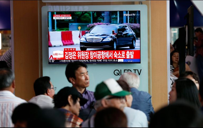 Las cámaras de televisión mostraron una comitiva de vehículos abandonando el aeropuerto y una multitud esperando en el hotel Saint Regis del centro de Singapur. EFE/J. Heon-Kyun