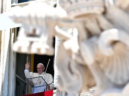 El Papa Francisco saluda a los fieles desde el palacio pontificio. AFP/V. Pinto