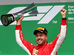 Vettel aventaja por un punto a Lewis Hamilton en la clasificación de pilotos (121 unidades del alemán por 120 del británico). AFP/D. Istitene