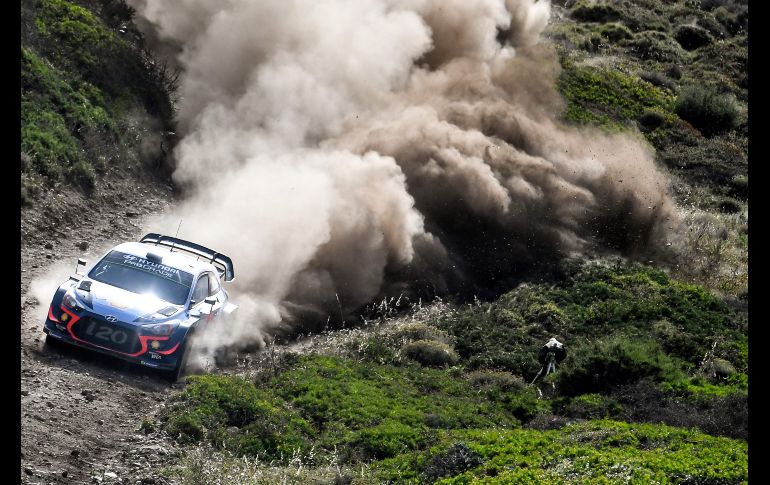 El belga Thierry Neuville, de Hyundai, compite en Argentiera, Italia, con el copiloto Nicolas Gilsoul en el Rally de Cerdeña. Neuville se adjudicó la victoria final en el Rally, prueba del Campeonato del mundo WRC. AFP/A. Solaro