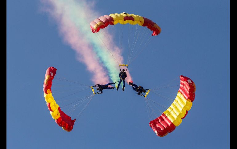 Miembros de la patrulla acrobática de paracaidismo del Ejército del Aire de Alcantarilla se presentan en un festival aéreo en la ciudad española de Murcia. EFE/ M. Guillén