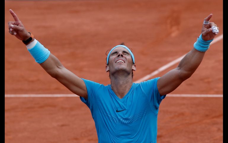 El tenista español Rafael Nadal festeja su triunfo en la final del Abierto de Francia en el estadio Roland Garros de París. Nadal venció al austriaco  Dominic Thiem. AP/M. Euler