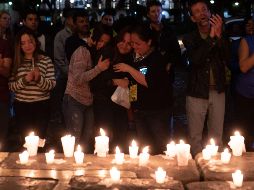 Otros sobrevivientes de la tragedia continúan buscando los cuerpos sepultados de sus parientes. EFE / S. Billy