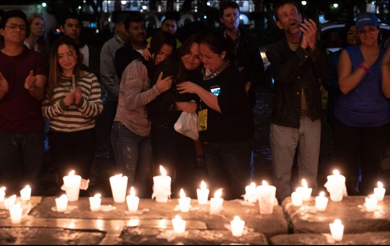 Otros sobrevivientes de la tragedia continúan buscando los cuerpos sepultados de sus parientes. EFE / S. Billy