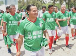 Almaguer jugó un partido de fútbol con ex jugadores profesionales y simpatizantes en la Unidad Deportiva Plan de San Luis. ESPECIAL