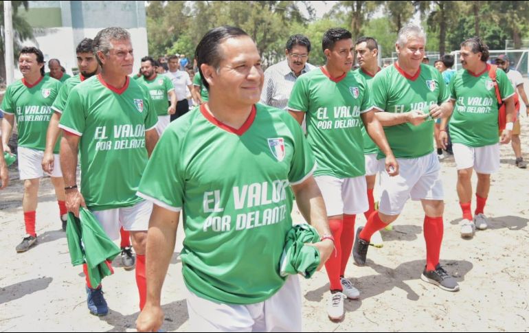 Almaguer jugó un partido de fútbol con ex jugadores profesionales y simpatizantes en la Unidad Deportiva Plan de San Luis. ESPECIAL