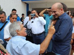 Ismael del Toro escuchó y atendió peticiones de los pensionados. Especial / MC Jalisco