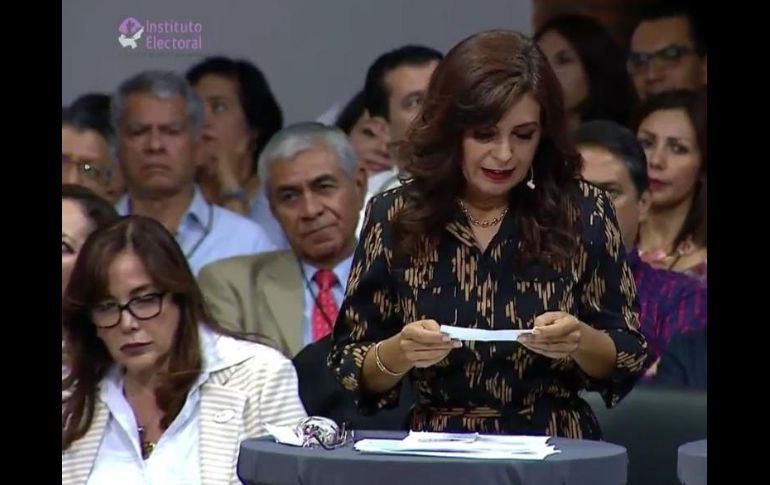 Yeidckol Polevnsky (i) durante la transmisión en vivo del debate. YOUTUBE@Canal44