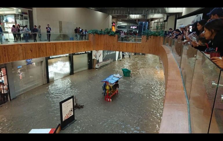 Una plaza comercial en Zapopan registró inundaciones. ESPECIAL