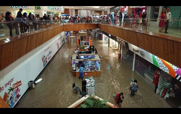 Una plaza comercial en Zapopan registró inundaciones. ESPECIAL