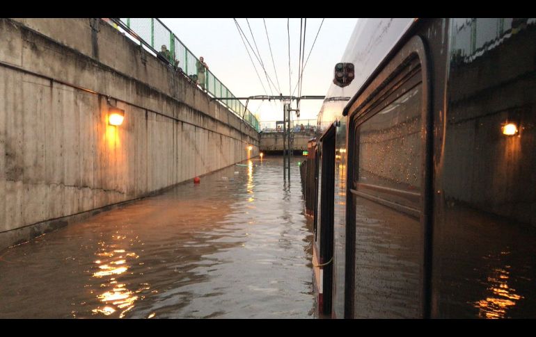 Un tramo de la Línea 1 del Tren Ligero cercano a la estación Dermatológico, en Zapopan. TWITTER@SITEURJAL
