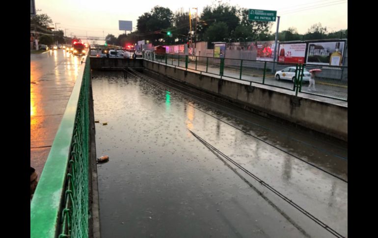 Protección Civil informó que adelante de la estación Dermatológico se alcanzó una inundación de entre 3 y 4 metros. TWITTER@@PCJalisco