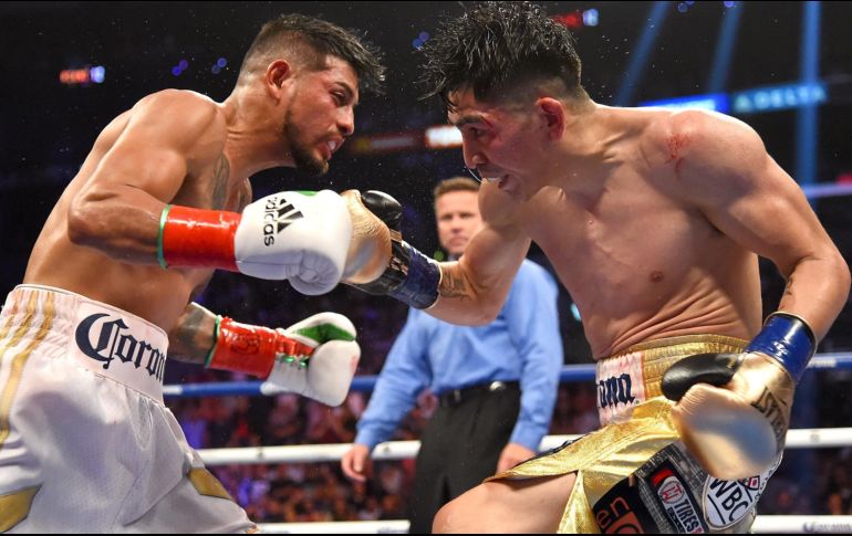 Leo Santa Cruz dejó su récord profesional en 35-1-1, 19 nocauts, mientras que Mares se quedó con 31-3-1. AFP/J. Oncea