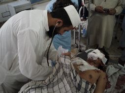 Personal médico atiende a uno de los afectados por la explosión. EFE/S. Rehman