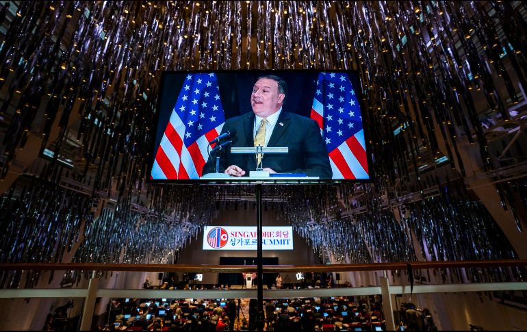 Una pantalla retransmite la rueda de prensa del secretario de Estado de EU., Mike Pompeo, en el hotel J.W. Marriott de Sinagpur. EFE/J. Lo Scalzo