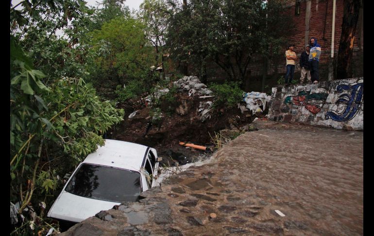 En la colonia Balcones de la Cantera, en Zapopan, varios vehÍculos fueron arrastrados hacia un canal. SUN/J. Mendoza