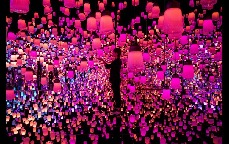 Una mujer interactúa con una instalación digital del Museo de Arte Digital en Tokio, Japón. El museo de Mori Building y el colectivo TeamLab abrirá el 21 de junio. AFP/B. Mehri