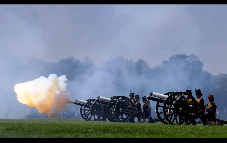 Tropas reales disparan en honor del cumpleaños 97 del príncipe Felipe, esposo de la reina Isabel II, en el parque Hyde de Londres, Inglaterra. AP/K. Wigglesworth