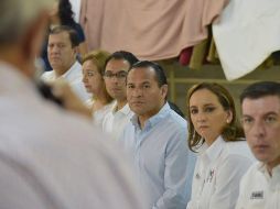 Almaguer (azul) asegura que el mal servicio de los parquímetros genera que los clientes no acudan a los lugares donde están instalados. TWITTER / @ealmaguerr