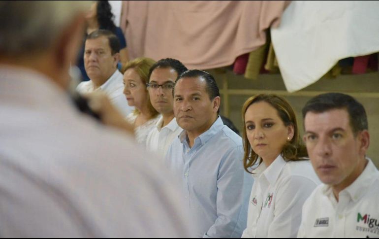 Almaguer (azul) asegura que el mal servicio de los parquímetros genera que los clientes no acudan a los lugares donde están instalados. TWITTER / @ealmaguerr