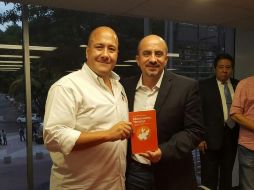 Alfaro acompañó a Ismael del Toro en la presentación de su libro. TWITTER / @DelToroIsmael