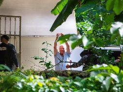 El expresidente panameño Ricardo Martinelli (c) levanta sus brazos mientras es conducido al interior de la cárcel El Renacer. EFE/E. Serra