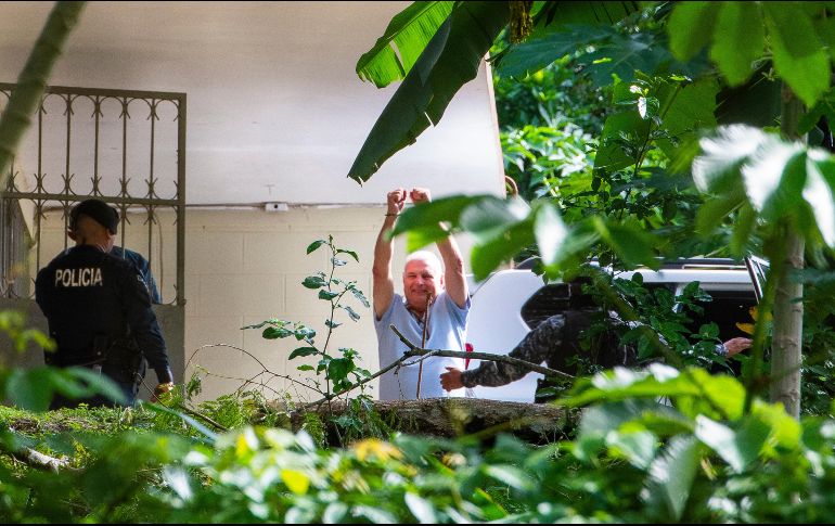 El expresidente panameño Ricardo Martinelli (c) levanta sus brazos mientras es conducido al interior de la cárcel El Renacer. EFE/E. Serra