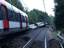 El tren descarriló al venirse abajo un talud junto a las vías del tren. TWITTER