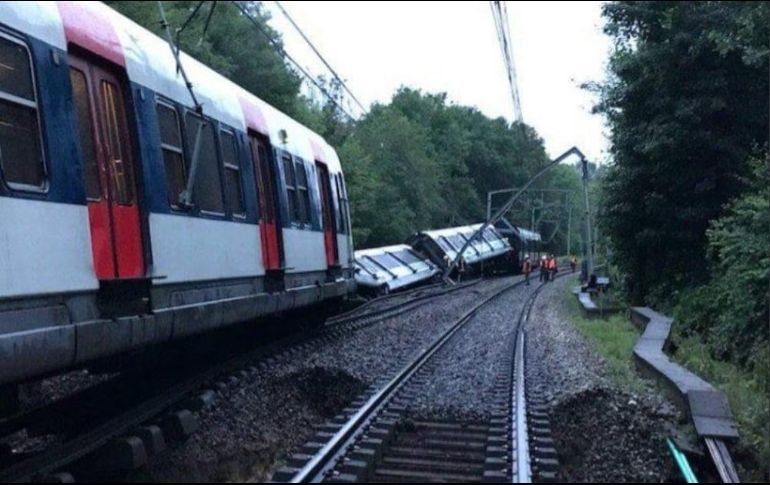 El tren descarriló al venirse abajo un talud junto a las vías del tren. TWITTER