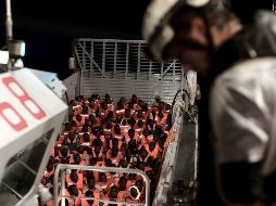 Fotografía facilitada por SOS Mediterranee del rescate en alta mar, de parte de los 629 inmigrantes que han sido trasladados al barco 