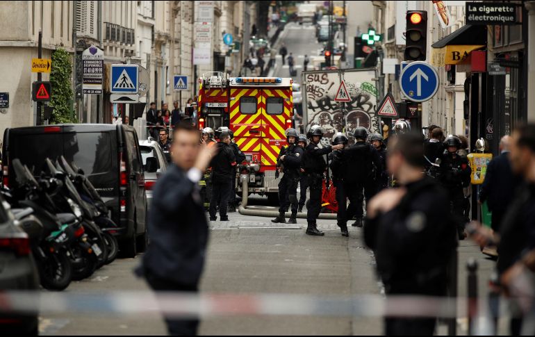 Hasta el lugar se han desplazado agentes del BRI, la unidad de élite de la policía francesa, y también equipos de los servicios médicos de emergencias. EFE / Y. Valat