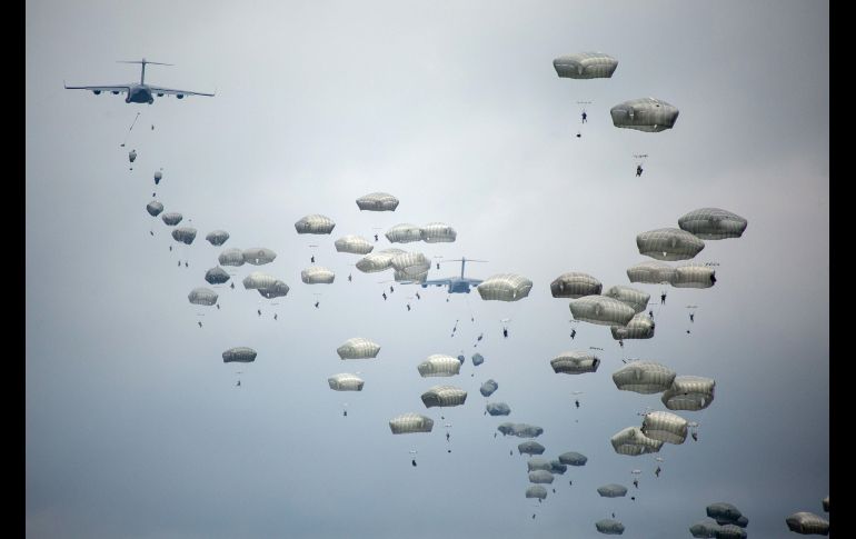 Militares de España y Estados Unidos realizaron prácticas conjuntas de salto en paracaídas desde aviones C-17 Globemaster III en el Centro Nacional de Adiestramiento (CENAD) de San Gregorio, en Zaragoza, España. EFE / J. Cebollada